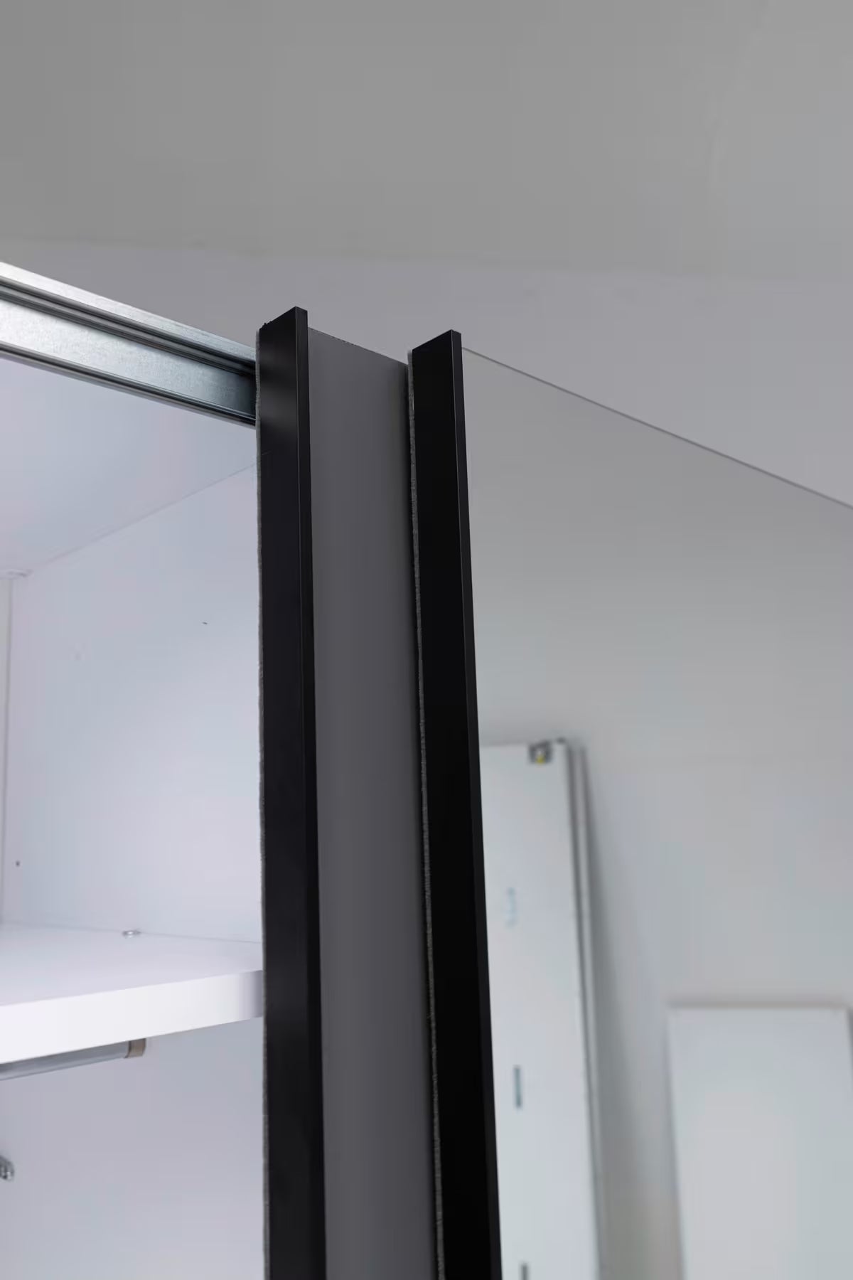 DULAP CU USI GLISANTE 250/210 x 61.5 CM